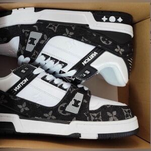 Louis Vuitton men’s trainer sneakers Black and White Sneakers